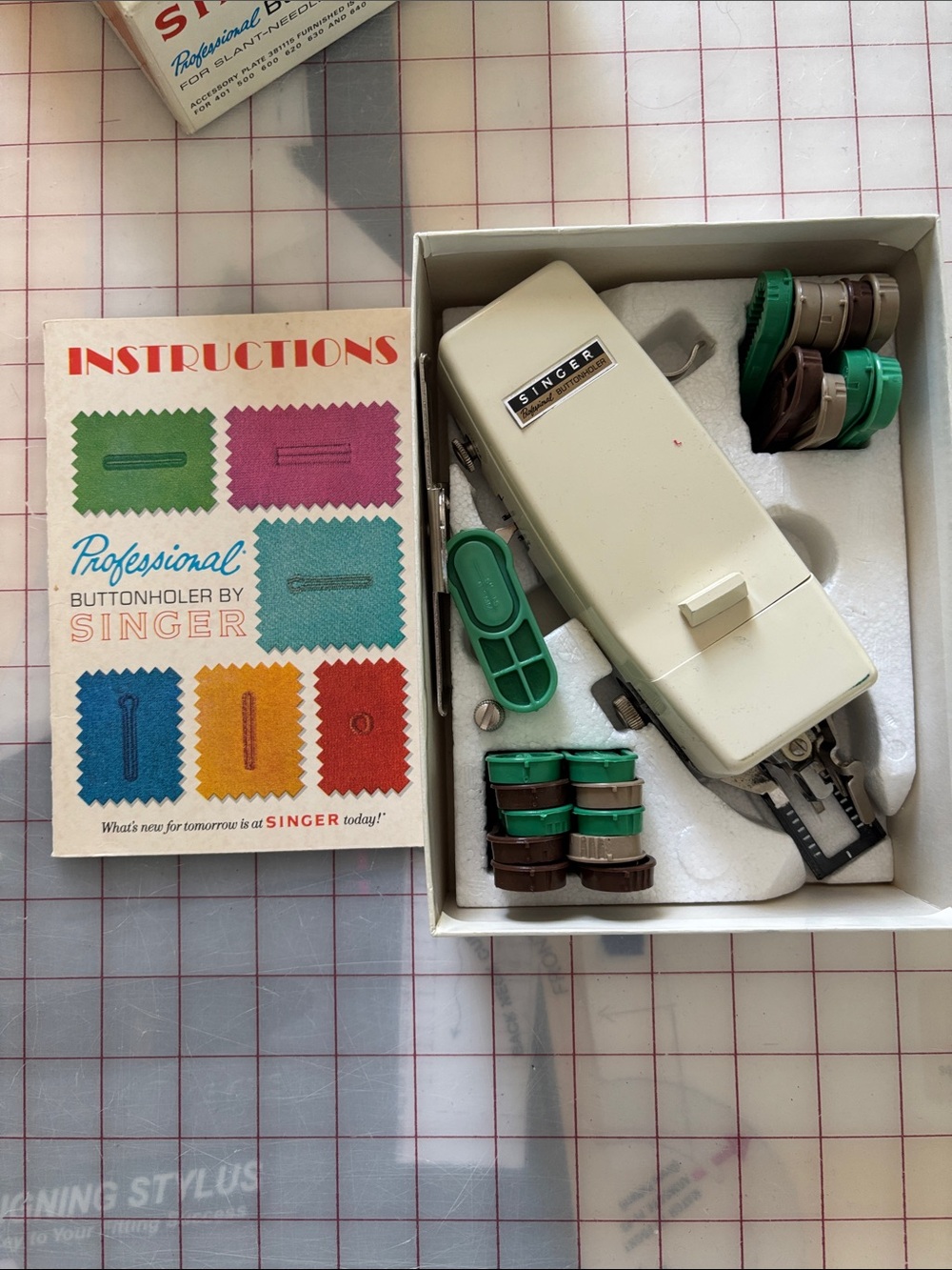 Singer Professional Buttonholer Accessory - Multicolor - Picture 3 of 5